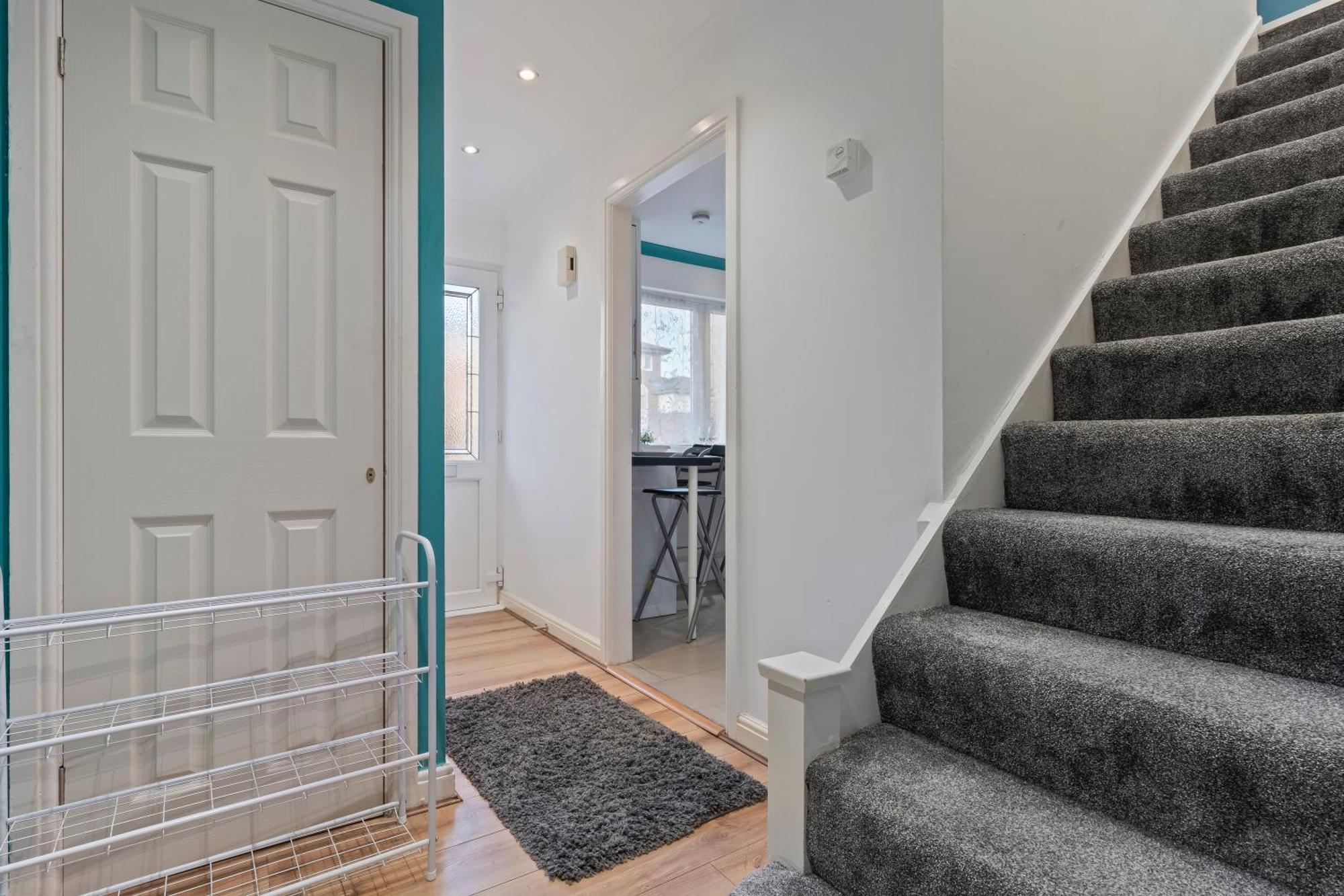Semesterbostad Lovely 4br House In The With Parking