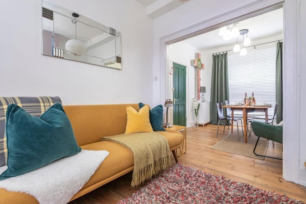Appartement Stylish Townhouse, Perfect For Large Groups, Convenient Public Transport Links, Close To Tower Bridge And Liverpool Street Londen