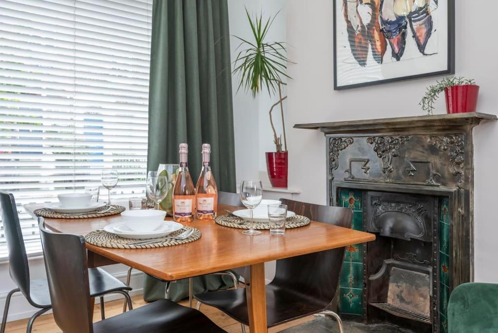 Stylish Townhouse, Perfect For Large Groups, Convenient Public Transport Links, Close To Tower Bridge And Liverpool Street Appartement Londen