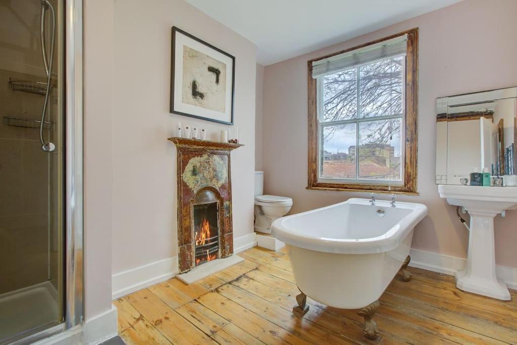 Stylish Townhouse, Perfect For Large Groups, Convenient Public Transport Links, Close To Tower Bridge And Liverpool Street Appartement