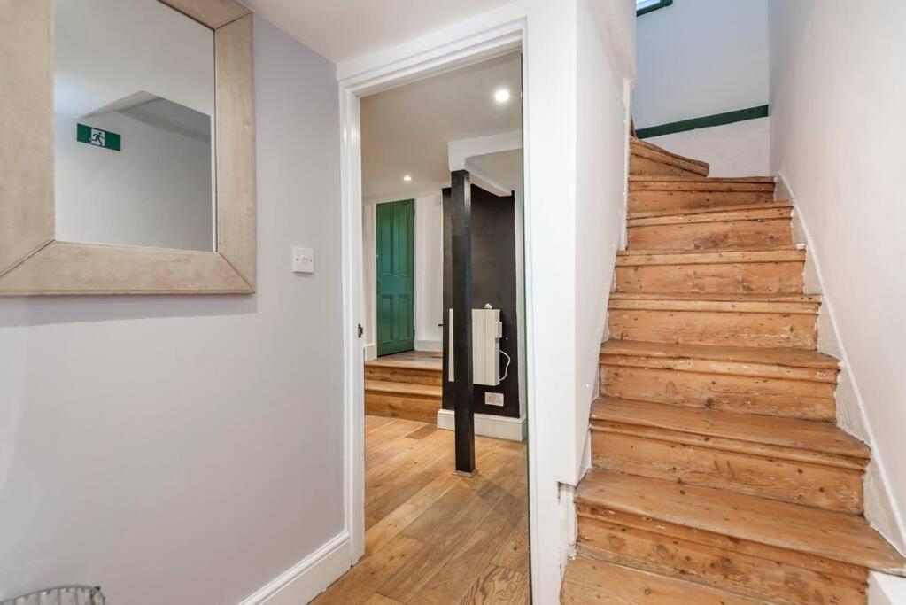 Stylish Townhouse, Perfect For Large Groups, Convenient Public Transport Links, Close To Tower Bridge And Liverpool Street Appartement Londen