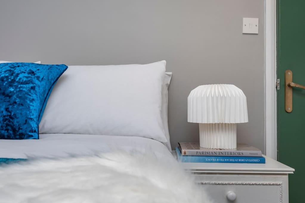 Stylish Townhouse, Perfect For Large Groups, Convenient Public Transport Links, Close To Tower Bridge And Liverpool Street Appartement Londen