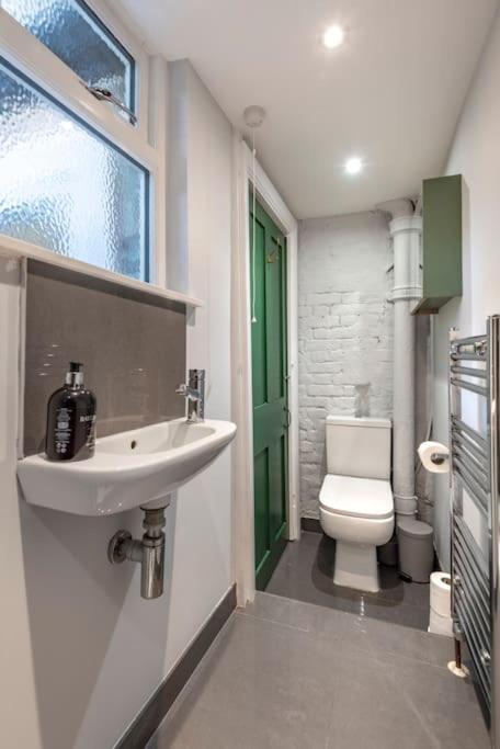 Appartement Stylish Townhouse, Perfect For Large Groups, Convenient Public Transport Links, Close To Tower Bridge And Liverpool Street Londen