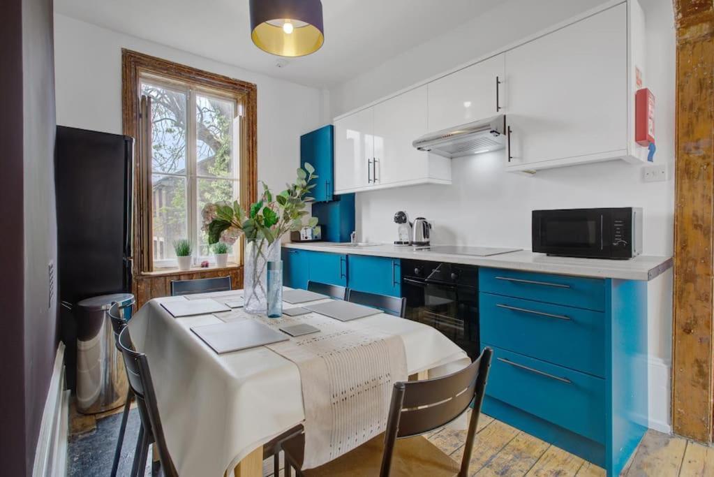 Stylish Townhouse, Perfect For Large Groups, Convenient Public Transport Links, Close To Tower Bridge And Liverpool Street Londen