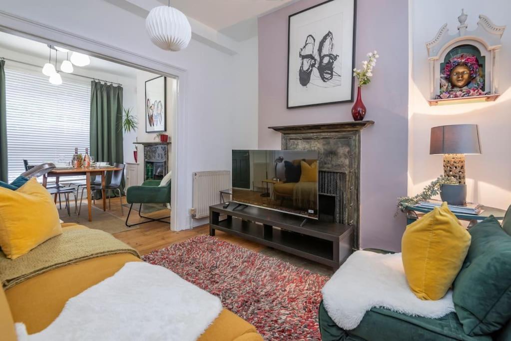 Appartement Stylish Townhouse, Perfect For Large Groups, Convenient Public Transport Links, Close To Tower Bridge And Liverpool Street Londen