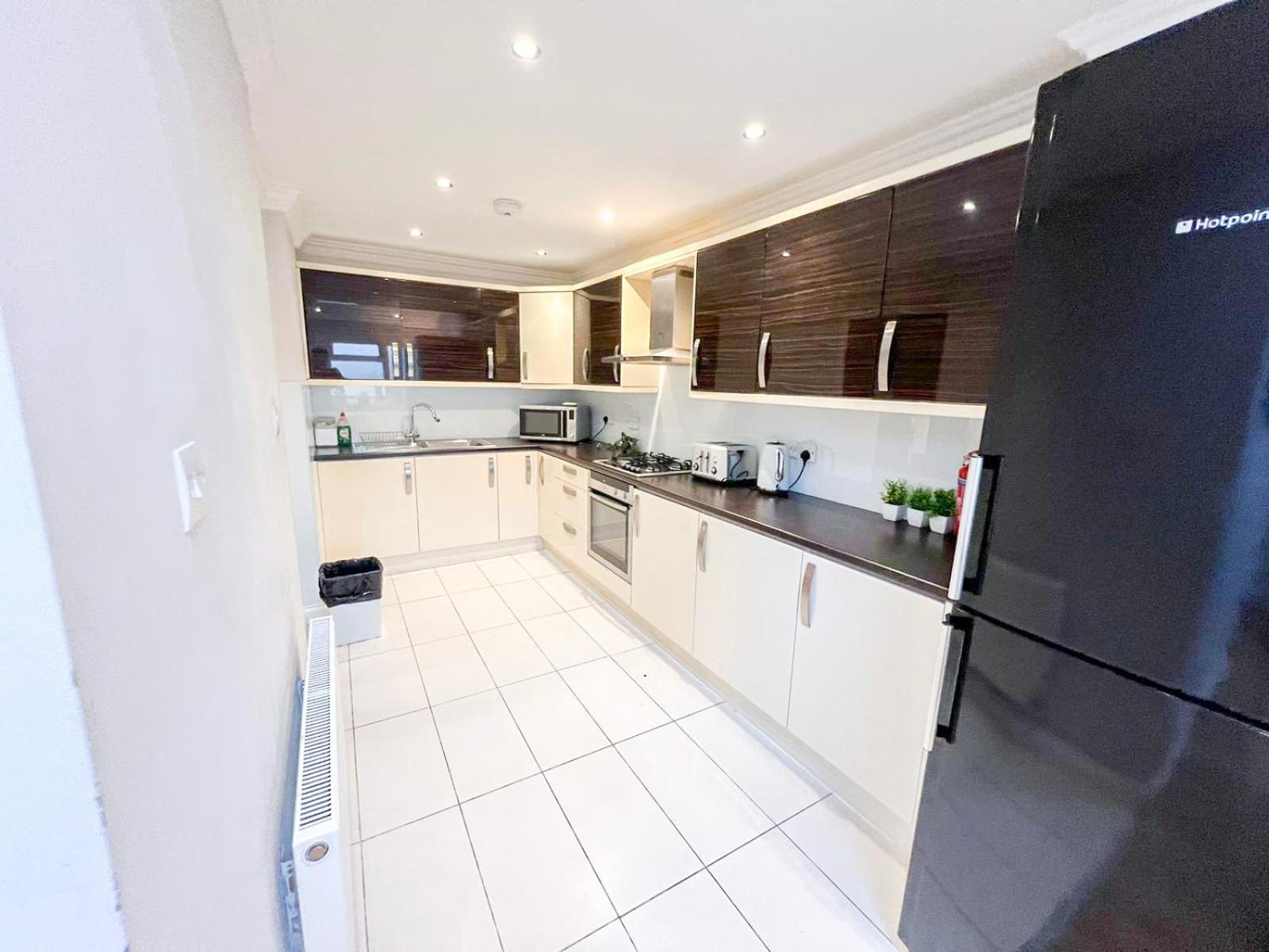 Lovely 4 Bedroom Flat With Ample Garden In Brondesbury, Kilburn * Londra