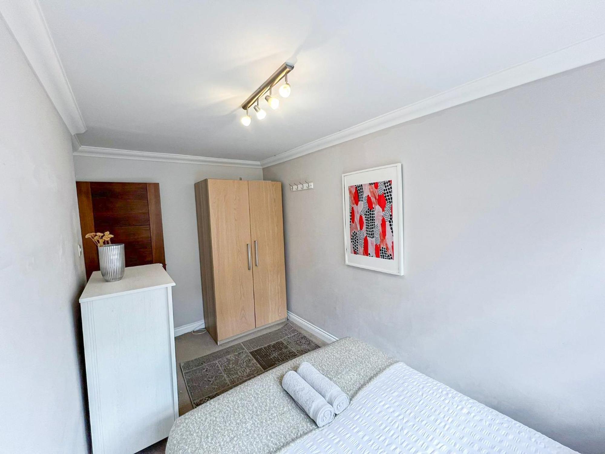 Lovely 4 Bedroom Flat With Ample Garden In Brondesbury, Kilburn Appartamento Londra