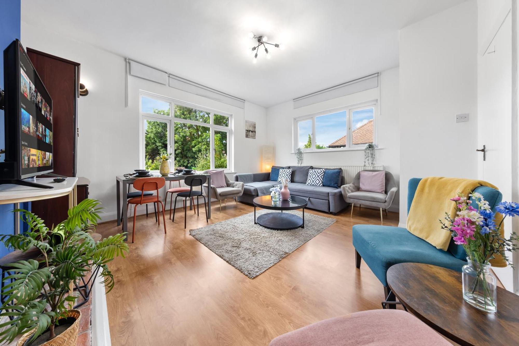 Duplex 3 Bed - Near Station - Golders - Lägenhet London