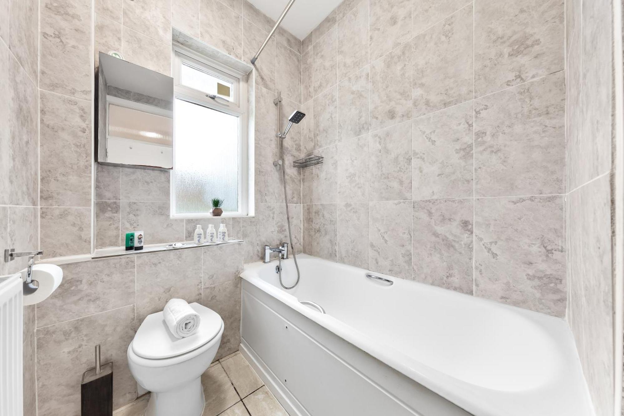 Duplex 3 Bed - Near Station - Golders - Lägenhet London