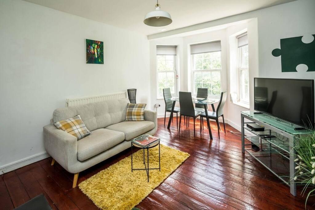 Cosy 3bd For 6 / 6 Beds * London