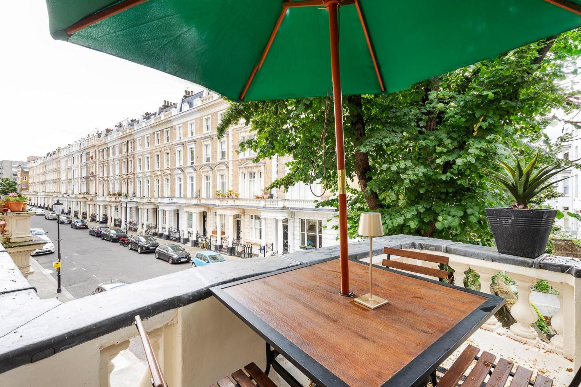Classic Victorian Flat With Terrace Lägenhet London