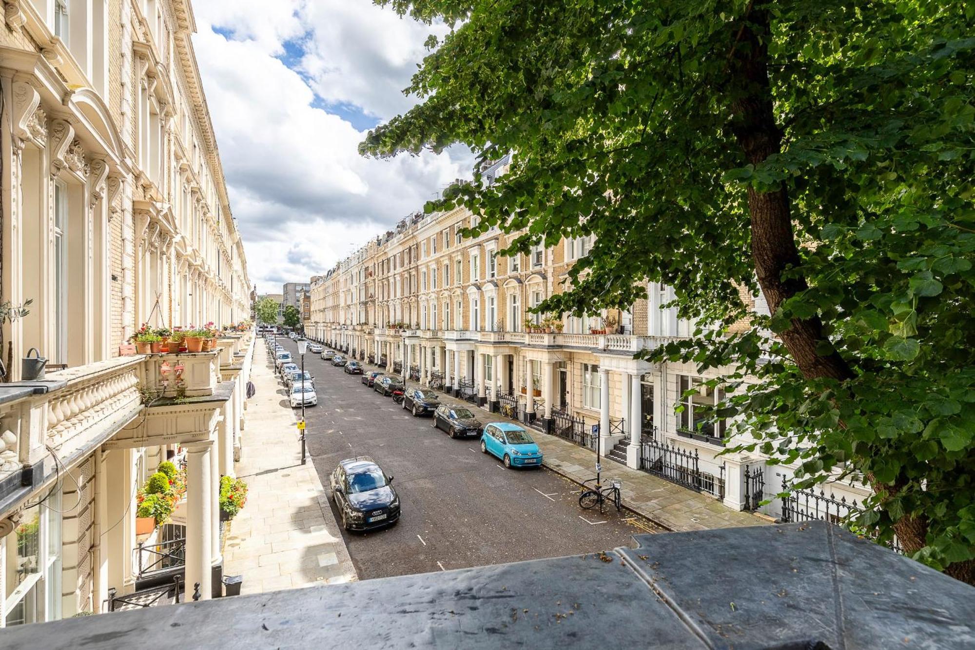 Classic Victorian Flat With Terrace Lägenhet