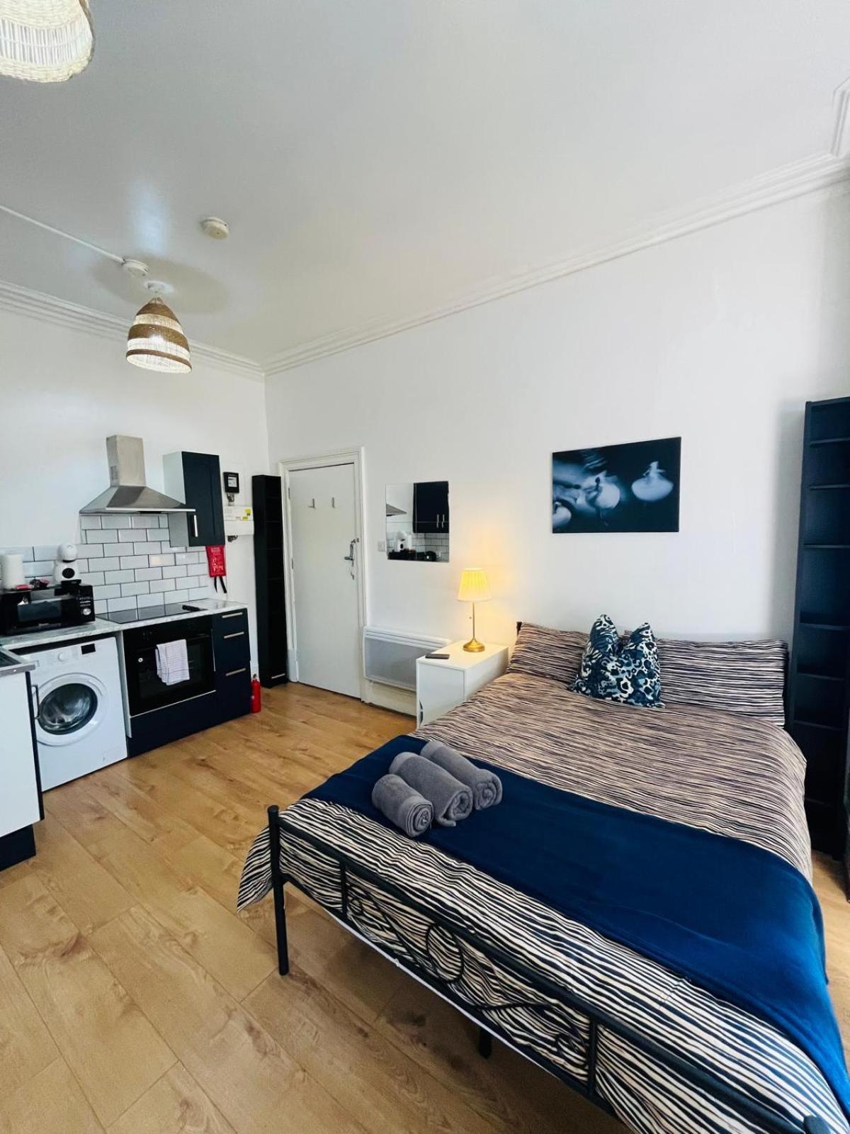 Wonderful Fully-equipped Near 8 Lägenhet London