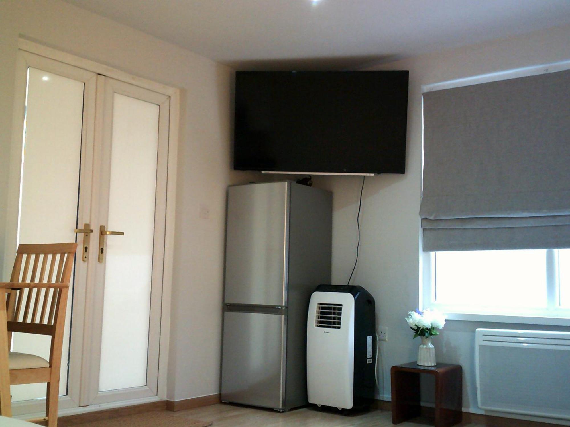Newly Built Modern House With Free Parking Londen