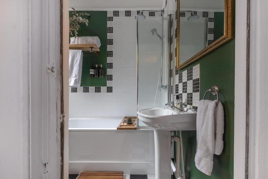 Upscale 2 Bedroom Clapham Common Apartment