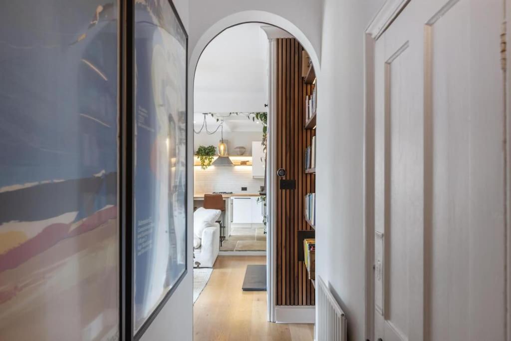 Upscale 2 Bedroom Clapham Common Apartment *