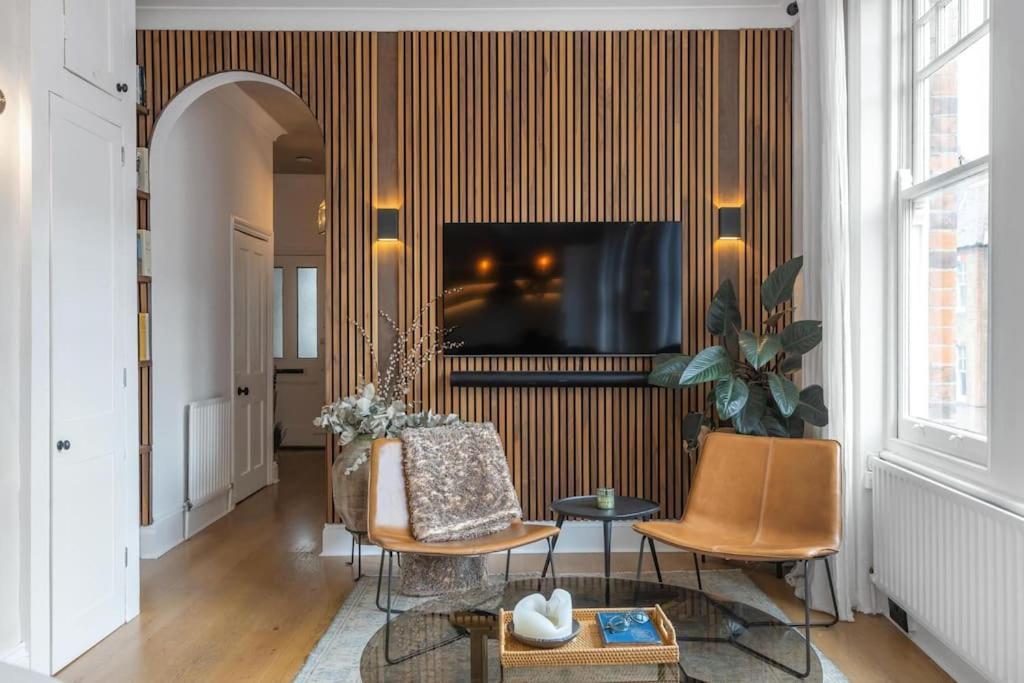 Upscale 2 Bedroom Clapham Common Apartment