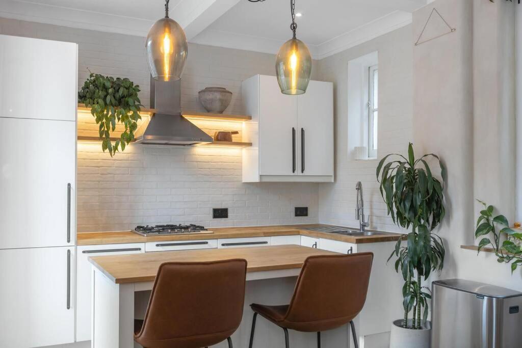 Upscale 2 Bedroom Clapham Common Apartment *