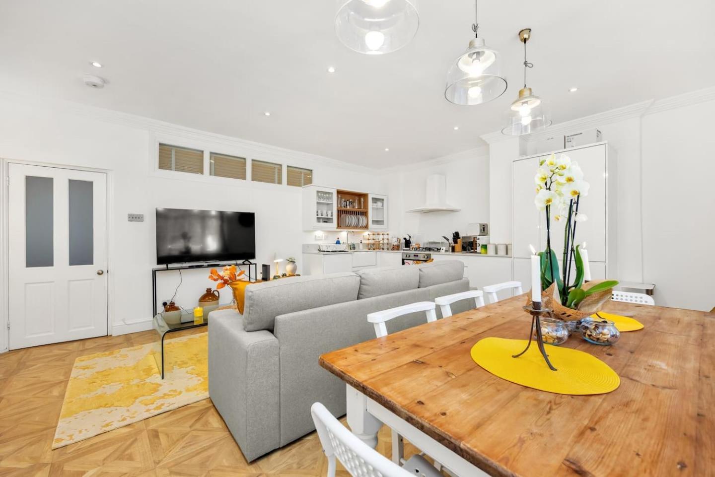 3 Bedroom 2 Bathroom Victorian Flat In Kensington Apartment *