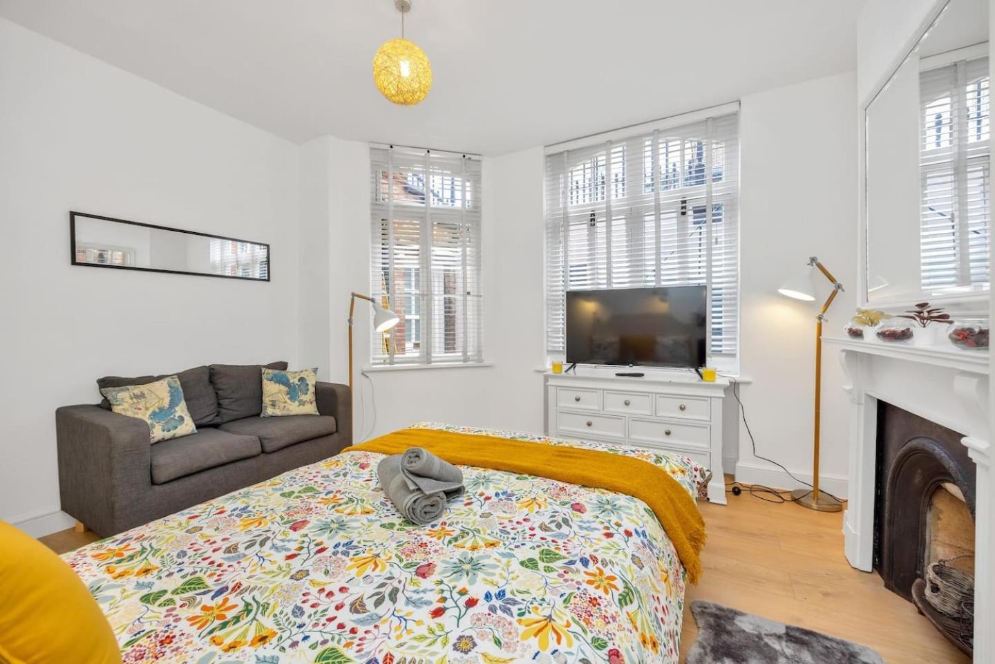 3 Bedroom 2 Bathroom Victorian Flat In Kensington Apartment *
