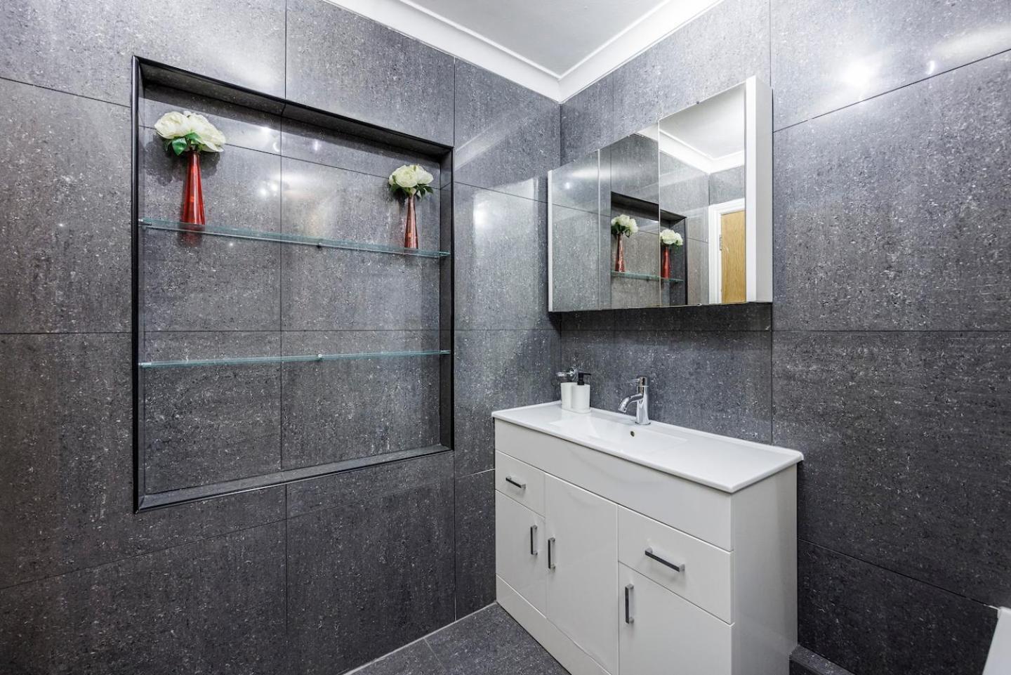 1 Bedroom Comfortable Flat In Kensington Apartment *