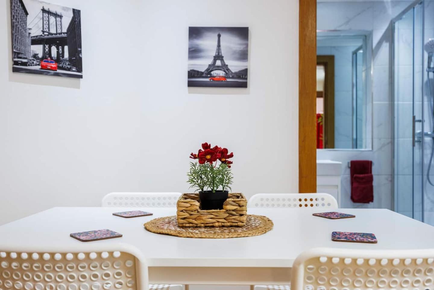 2 Bedroom Charming & Magnificent Flat Apartment *