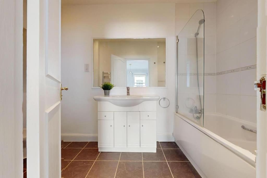 Prime Location Prince's Gate Mews 4bd 3 Bath Holiday home London