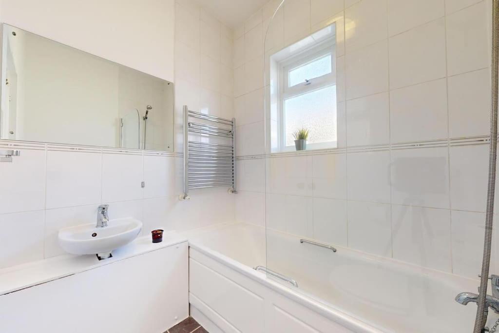 Prime Location Prince's Gate Mews 4bd 3 Bath *
