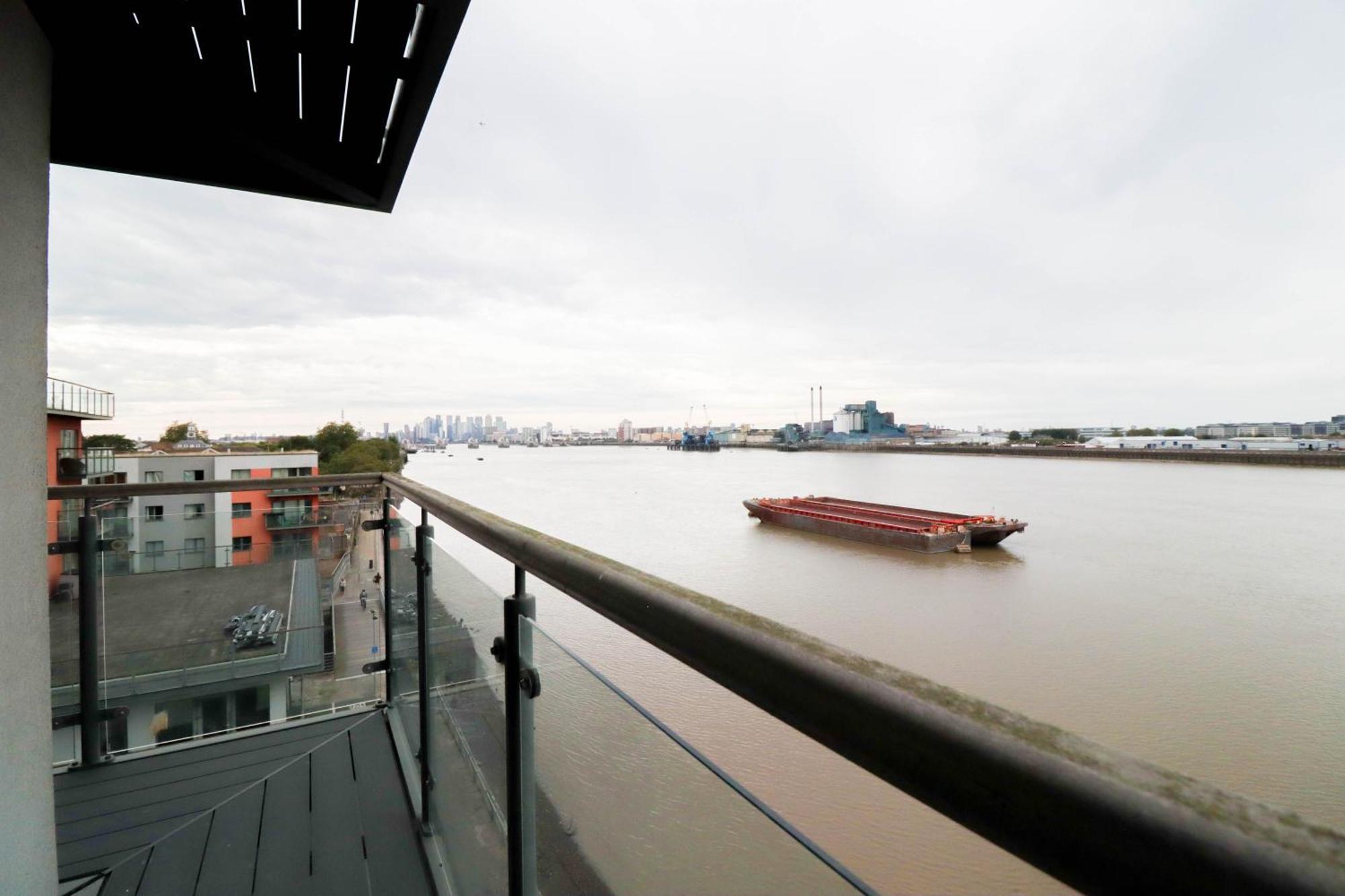 Serene 2-bedroom By The River Lägenhet London