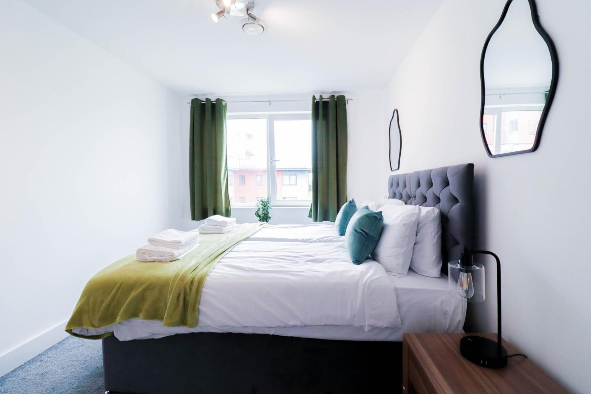 Serene 2-bedroom By The River Lägenhet