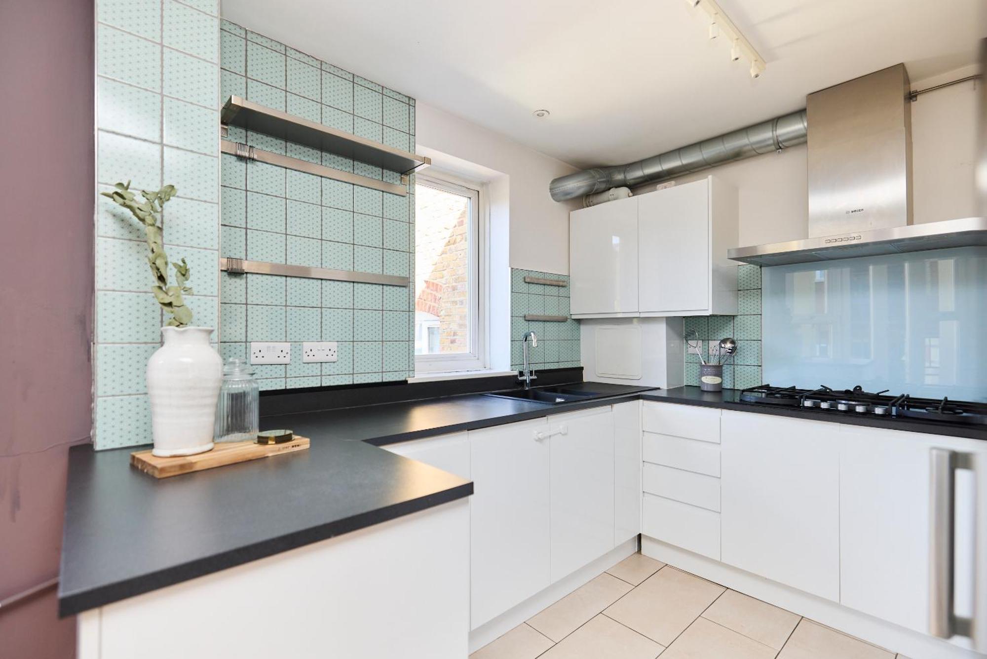 The Brunswick Retreat - Warm 3bdr Flat With Balcony Lägenhet London
