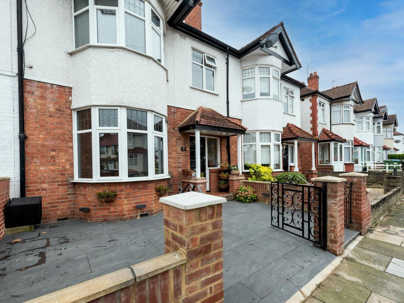Feriehus Spacious 4-bed House Direct Link To Pass The Keys London
