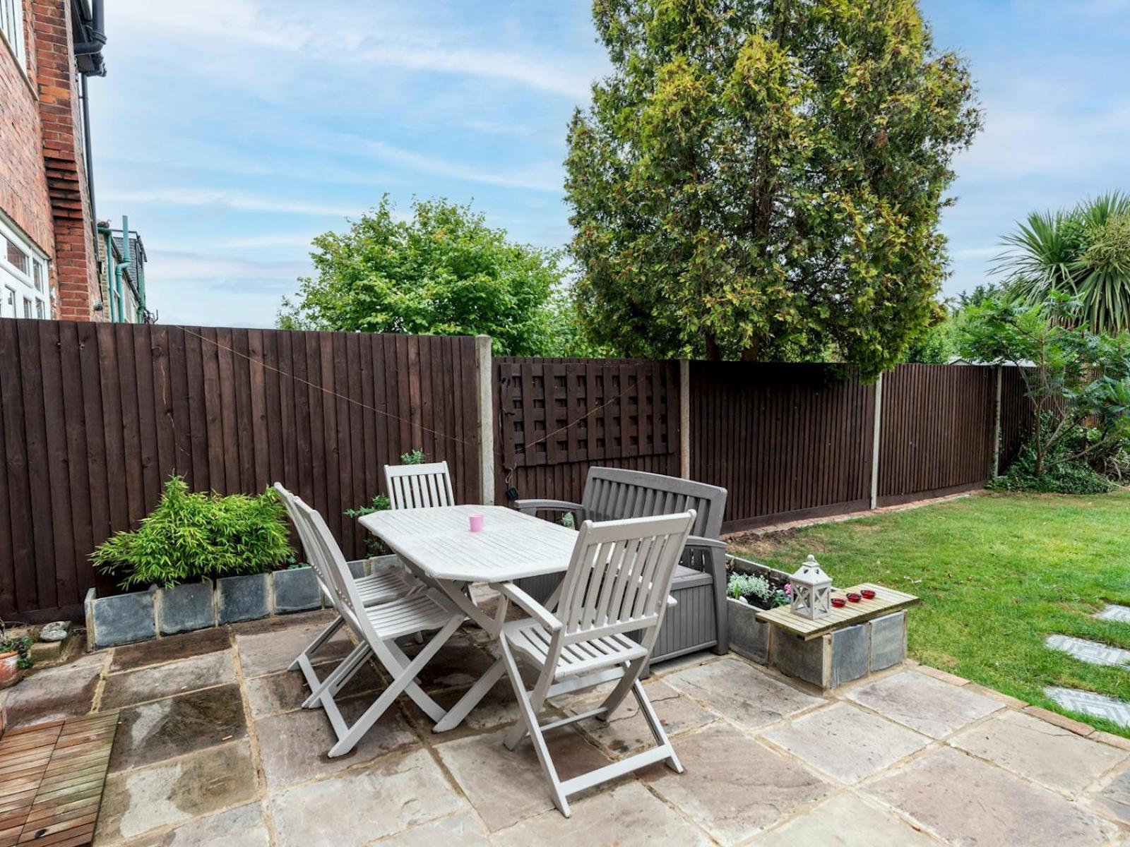 Spacious 4-bed House Direct Link To Pass The Keys Feriehus London