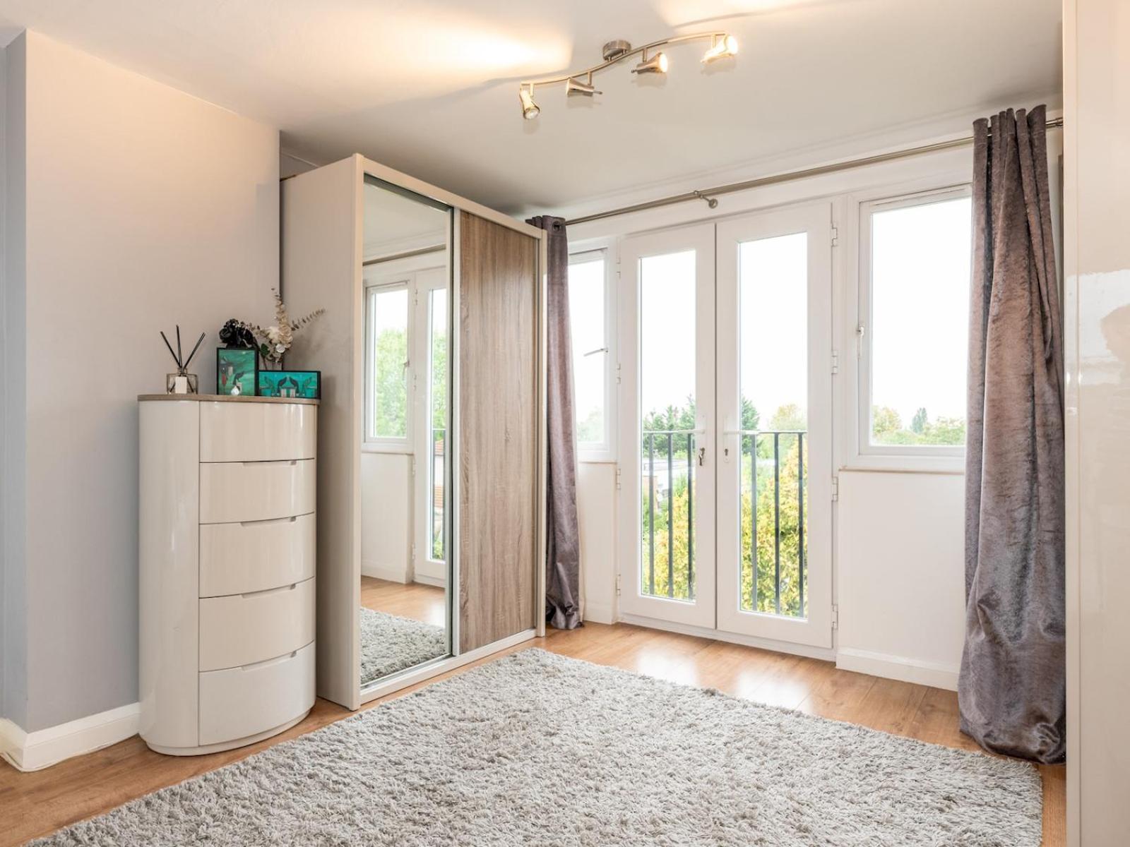 Spacious 4-bed House Direct Link To Pass The Keys Feriehus London