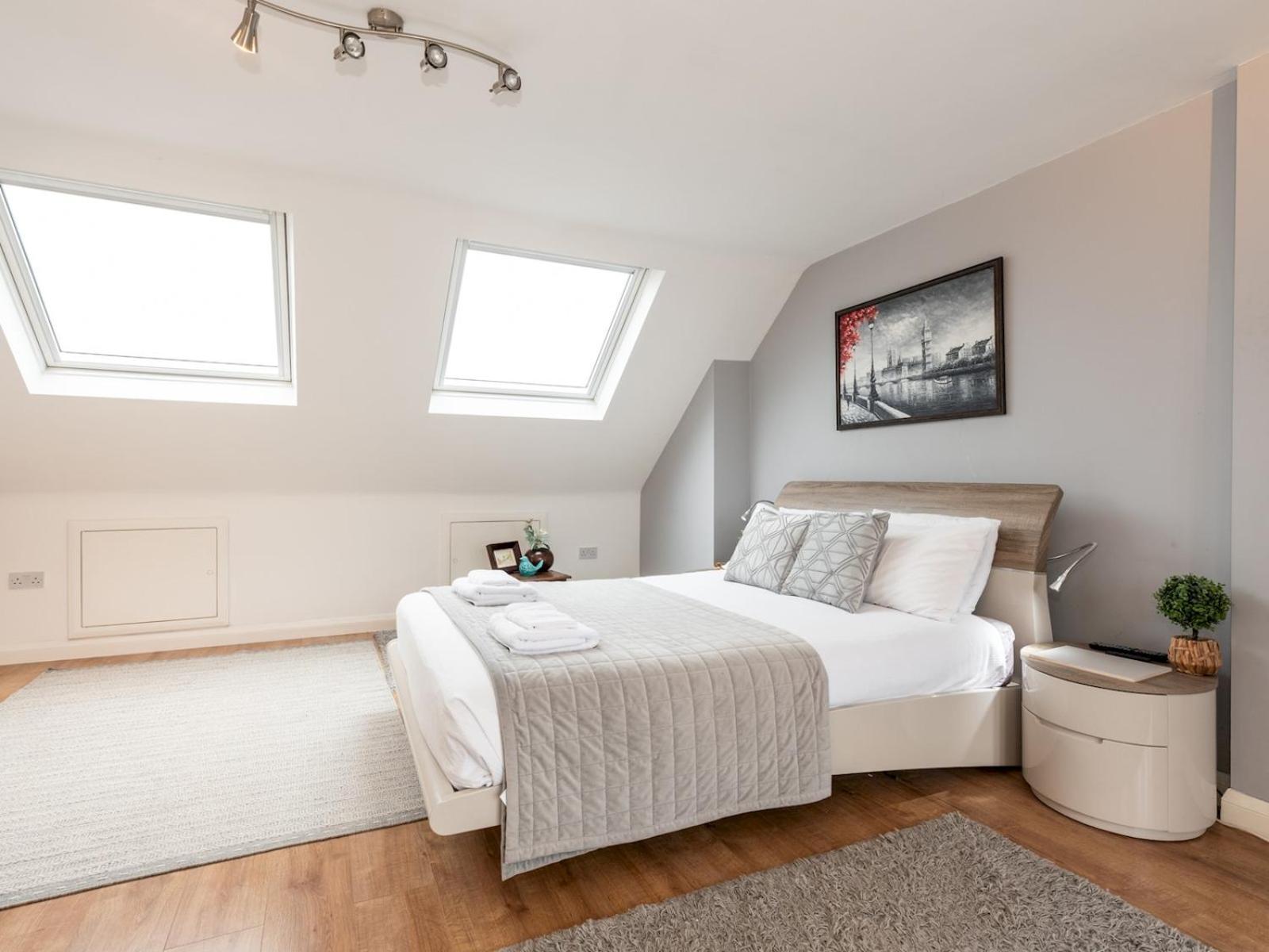 Feriehus Spacious 4-bed House Direct Link To Pass The Keys London