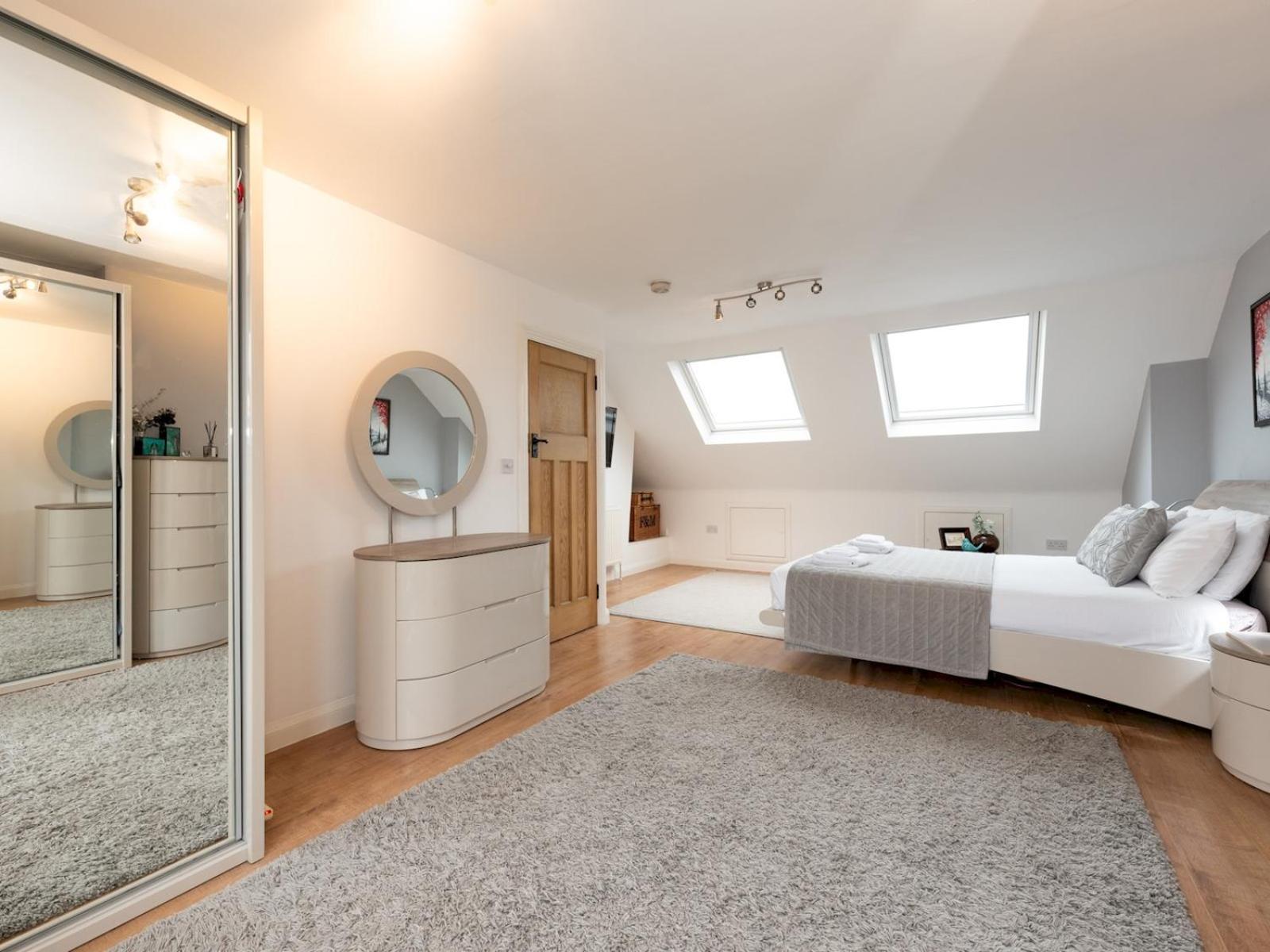 Spacious 4-bed House Direct Link To Pass The Keys Feriehus