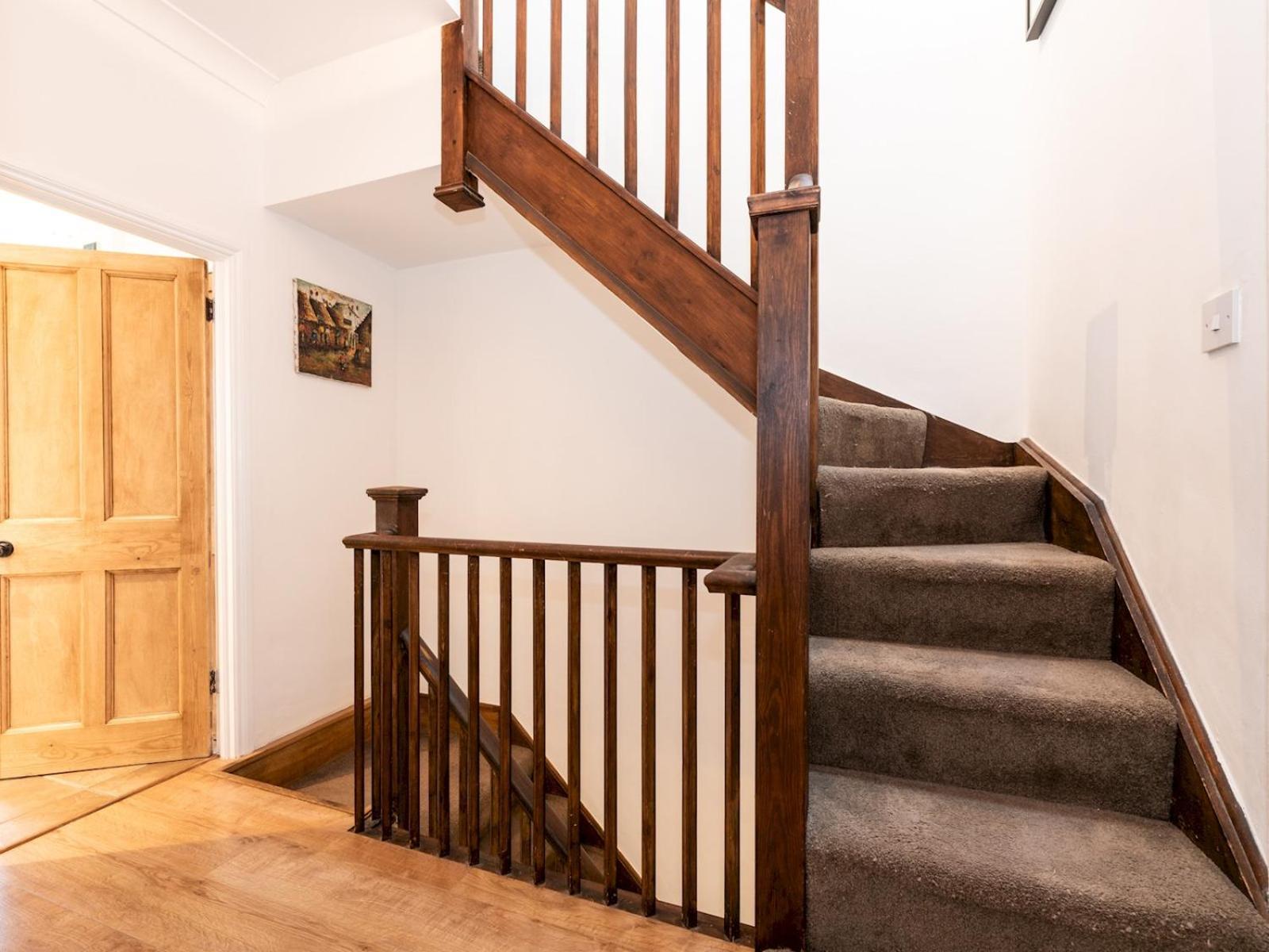 Feriehus Spacious 4-bed House Direct Link To Pass The Keys London