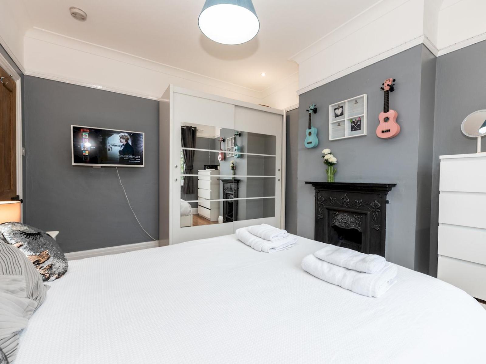 Spacious 4-bed House Direct Link To Pass The Keys Feriehus