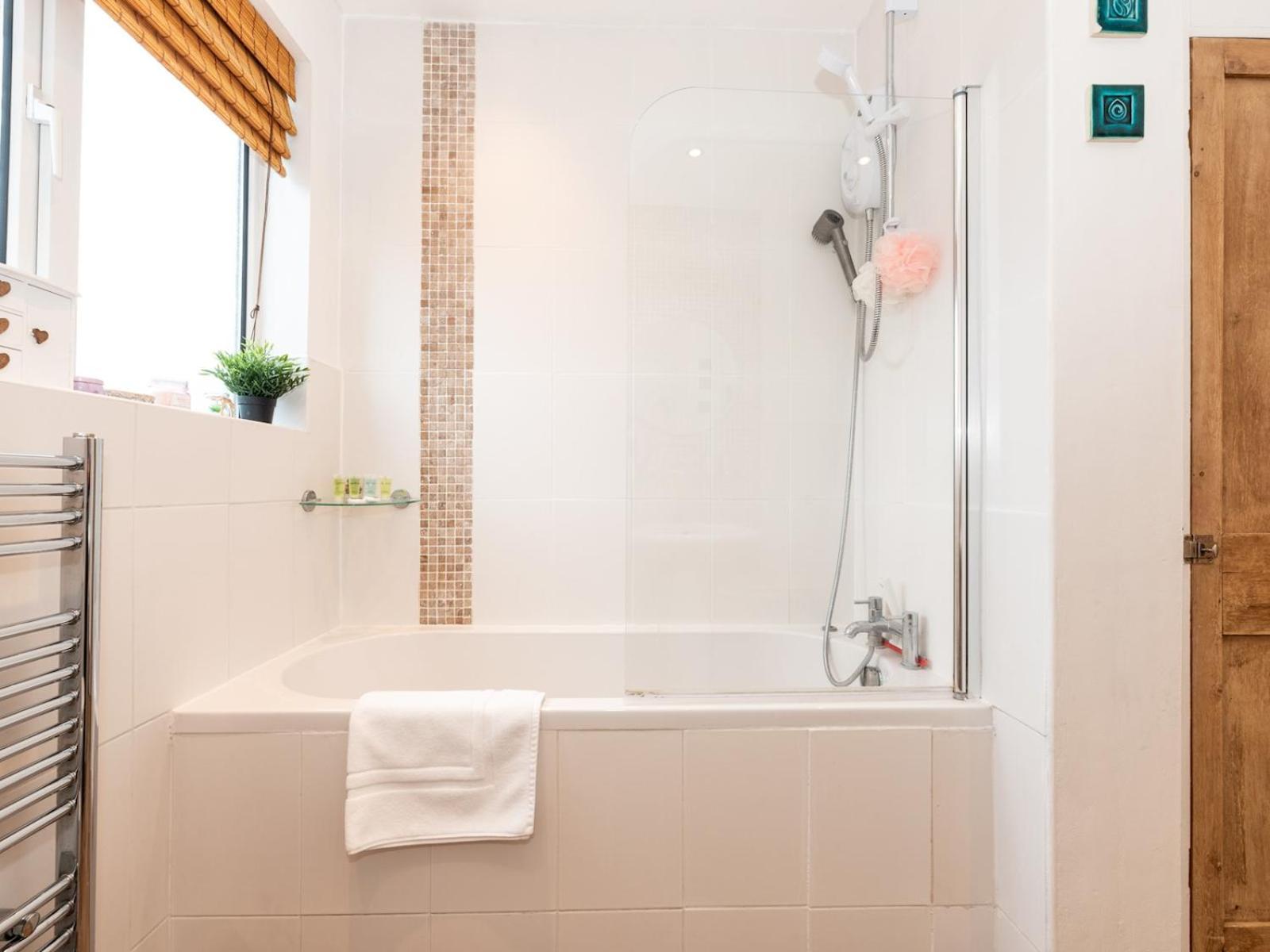 Spacious 4-bed House Direct Link To Pass The Keys Feriehus London