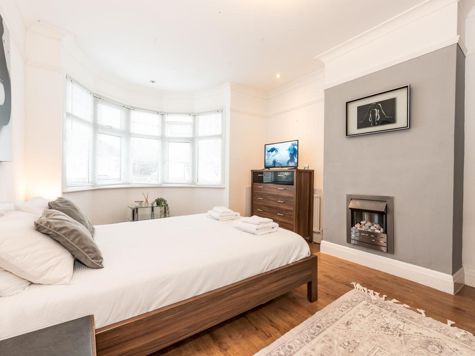 Feriehus Spacious 4-bed House Direct Link To Pass The Keys London