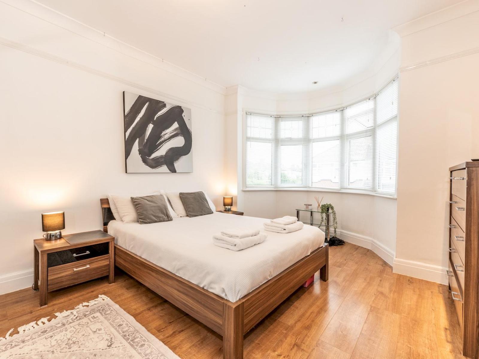 Feriehus Spacious 4-bed House Direct Link To Pass The Keys London