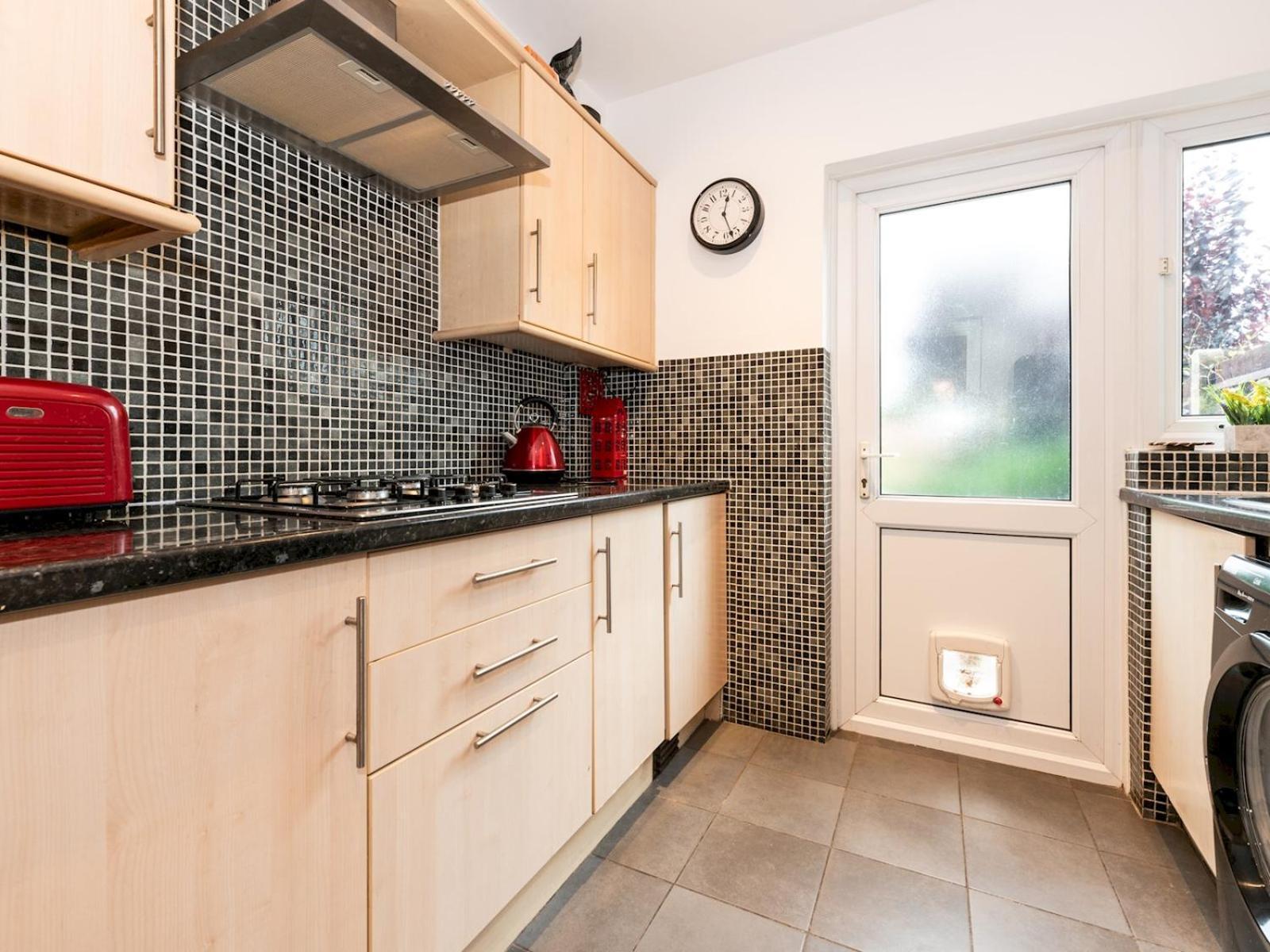 Spacious 4-bed House Direct Link To Pass The Keys Feriehus London