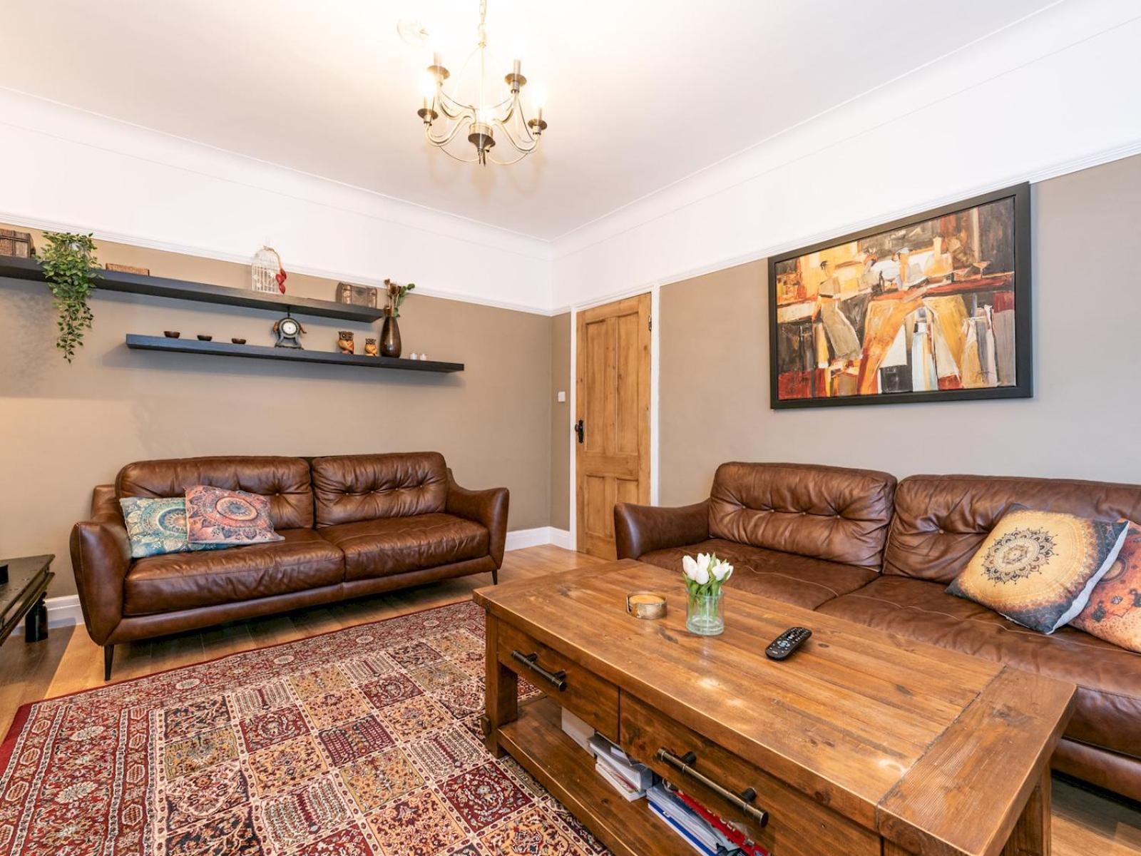 Feriehus Spacious 4-bed House Direct Link To Pass The Keys London