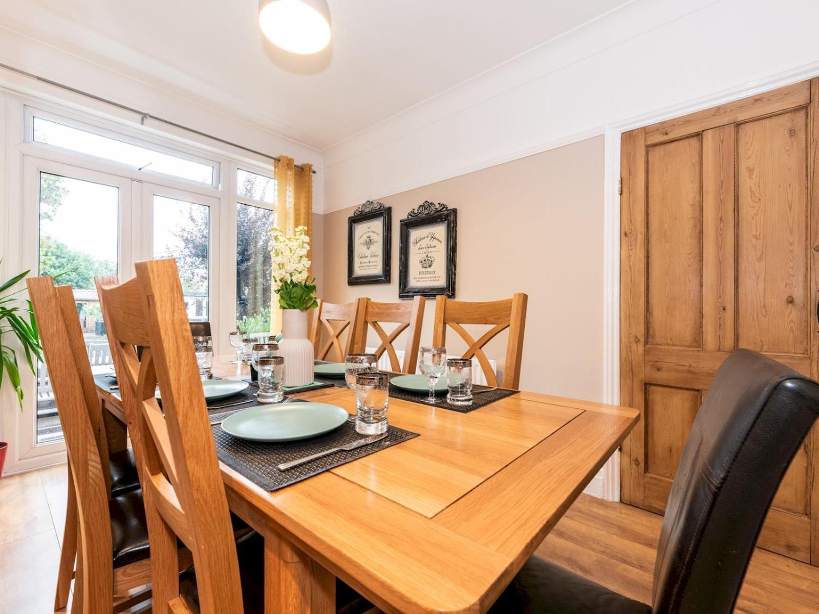 Spacious 4-bed House Direct Link To Pass The Keys Feriehus *