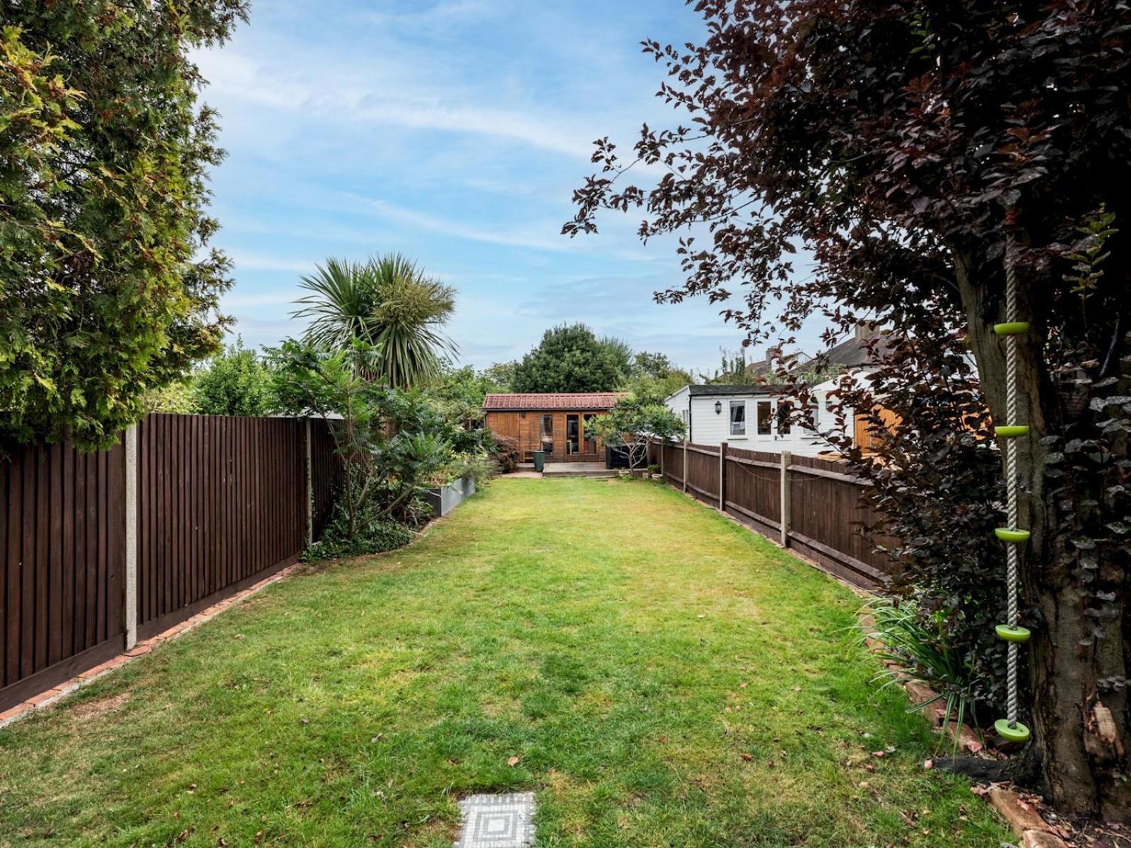 Feriehus Spacious 4-bed House Direct Link To Pass The Keys London