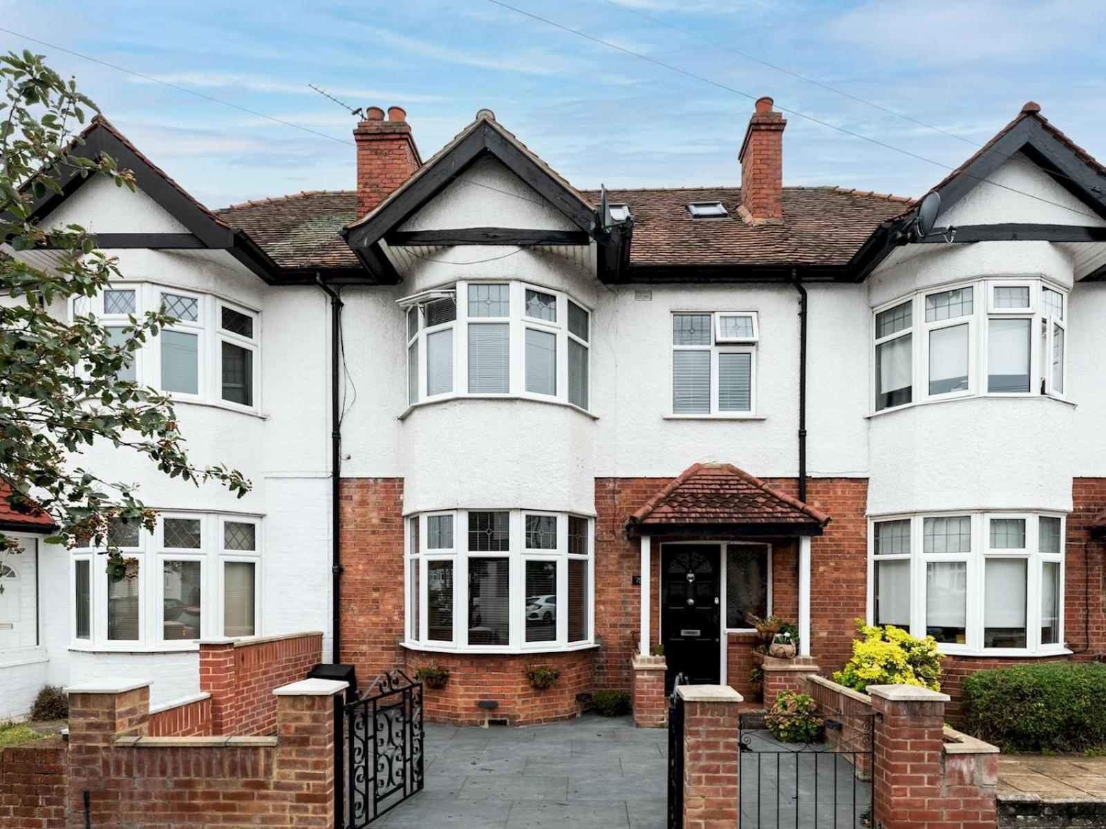 Spacious 4-bed House Direct Link To Pass The Keys Feriehus *