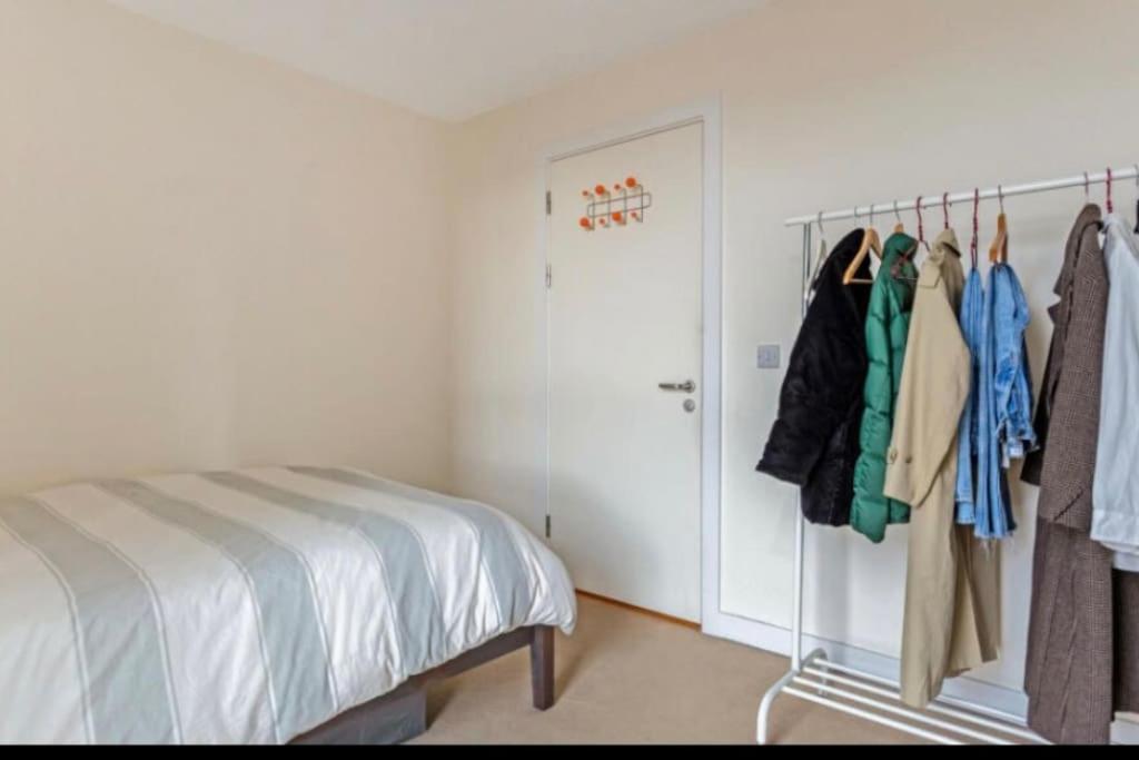 Large One Bedroom With Balcony Lejlighed