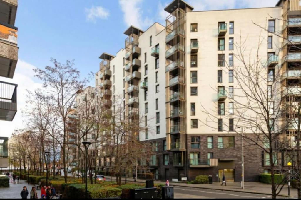 Large One Bedroom With Balcony Lejlighed