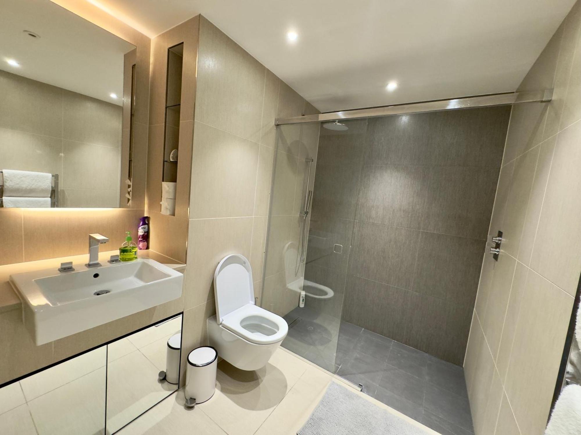 Modern Close To Tower Bridge, Sky Garden, Train And Much Londen