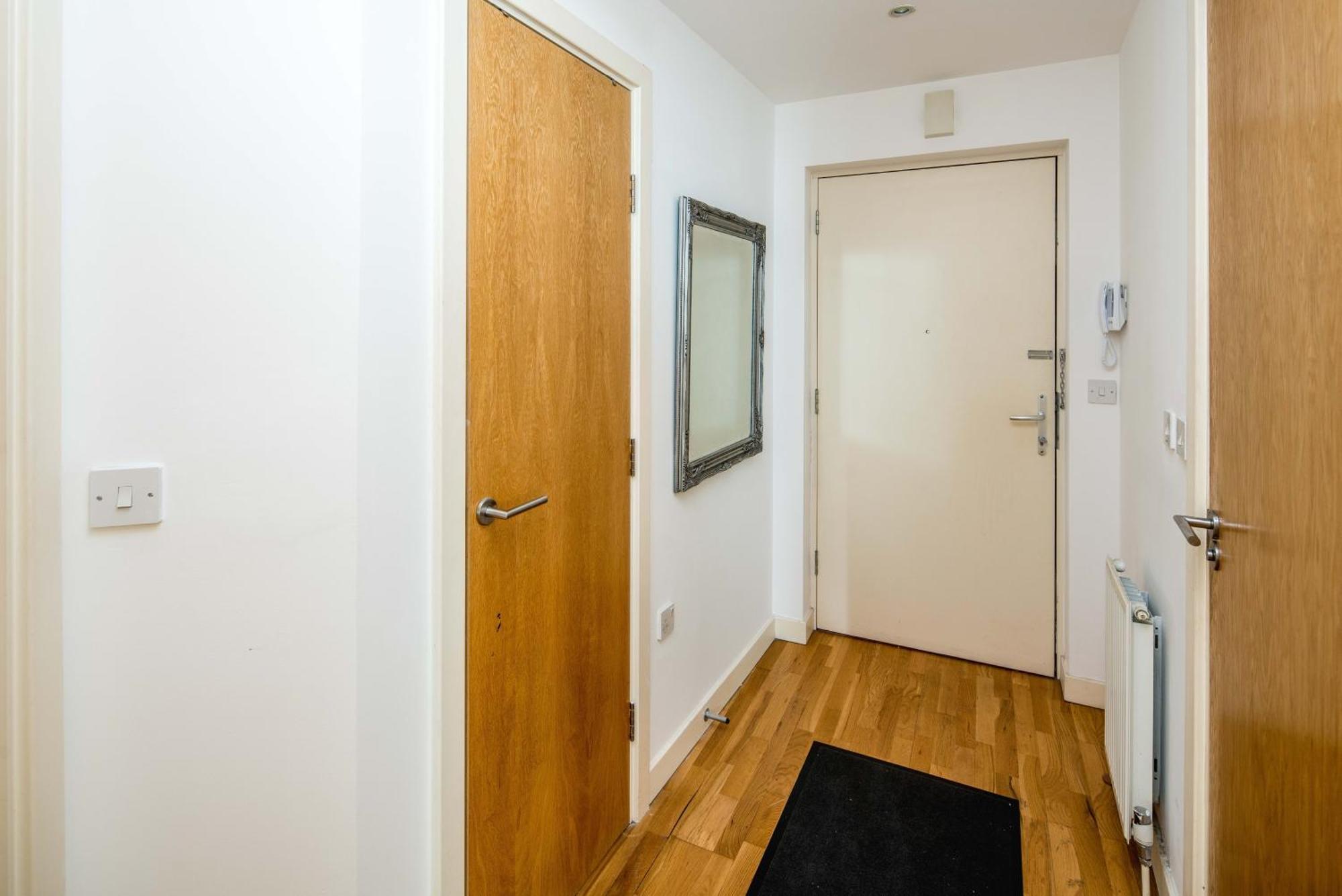 Lägenhet One Bedroom Near With Private Balcony London